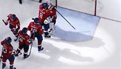 Alex Ovechkin (8) a Braden Holtby (70) se objmaj, zatmco ostatn kolegov...