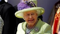 Královna Alžběta II. zvolila hedvábné šaty a v plášť limetkové barvy doplněné...