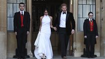 Vévodkyně oblékla bílé šaty návrhářky Stelly McCartneyové, Harry vyměnil...
