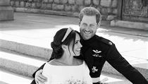 V�vodkyn� a princ Harry po svatebn�m ob�adu.