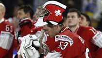 Zklamaní Švýcaři vstřebávají porážku ve finále MS v hokeji. V popředí brankář...