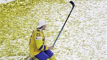 Švéd Jacob la de Rose se raduje ze zisku titulu mistra světa v hokeji.
