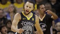 Ostrostelec Golden State Stephen Curry se raduje z koe pi utkn proti...