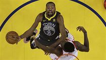 Kdelnk Golden State Kevin Durant (35) zakonuje pes pivota Houstonu Clinta...