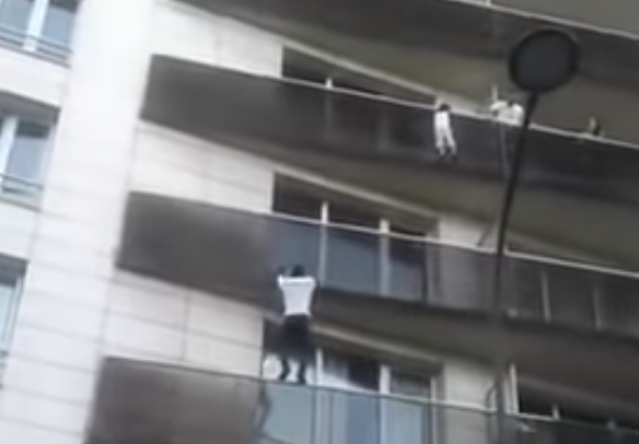 Pa�í�ský Spiderman Mamoudou Gassama p�i záchran� dít�te.