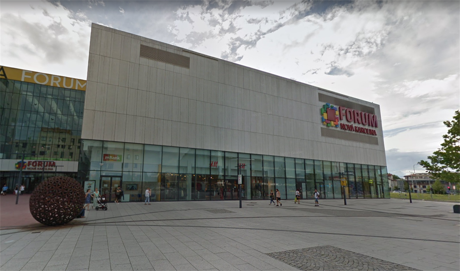 Obchodní centrum Forum Nová Karolina je na prodej. Stává se tak nejdra��í...
