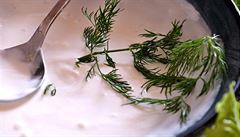 Do nálevu z okurky a cibule lehce vmícháme �ecký jogurt, �petku soli a snítky...