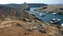 Vyráíme od Blue Lagoon k Santa Marija Tower. Zde jsou jen jachetní ulice....