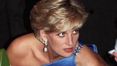 Princezna Diana na fotce z roku 1996, na které má akvamarínový prsten. Ten nyní...