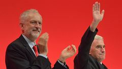 Stínový ministr financí John McDonnell (vpravo) a lídr labourist Jeremy Corbyn...