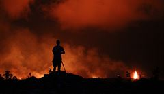 Fotograf Peter Vance poizuje snímky erupce havajské sopky.