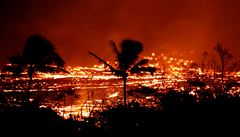 Rozhavená láva se valí na msteko Pahoa na Havaji.