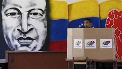 Voli hlasuje vedle portrétu dívjího venezuelského prezidenta Huga Chaveze.