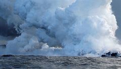 Kvli vlévání lávy do oceánu se do ovzduí dostávají vulkanické plyny.