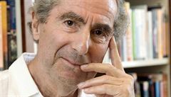 Philip Roth pózuje v kancelá�i svého vydavatele.