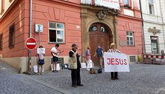 Nejmén ti malé skupiny protestujících se v sobotu po 17:00 shromádily na...