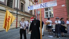 Ne znásilování v divadle. nkolik desítek lidí protestovalo proti...