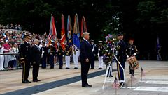 Donald Trump pi pokládání vnce na Hrob neznámého vojína na Memorial Day.