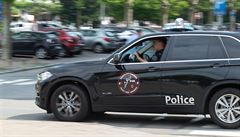 Belgick policisty vyetuj kvli smrti Slovka. Kleeli mu na hrudi, zatmco policistka hajlovala