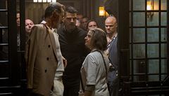 Střet Jeffa Goldbluma a Jodie Fosterové ve dveřích. Snímek Hotel Artemis...