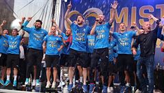 Plzetí fotbalisté oslavují zisk titulu na Námstí republiky v Plzni.