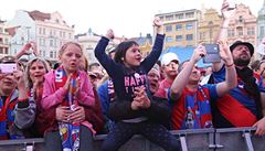 Plzetí fanouci slaví titul se svým týmem na Námstí republiky.