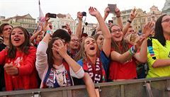 Fanynky slaví na plzeském Námstí republiky zisk fotbalového titulu v Plzni.