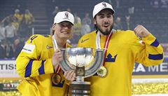 Švédové s trofejí pro mistra světa v hokeji.