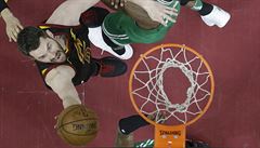 Kevin Love z Clevelandu zakon�uje p�es Jaylena Browna z Bostonu.
