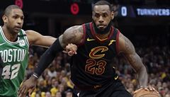 NBA: LeBron James obral Abdul-Jabbara o rekord a srovnal srii s Bostonem