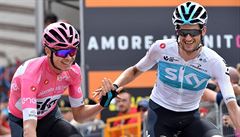 Brit Chris Froome (v rovém) pijímá gratulace po dojetí dvacáté etapy Gira.