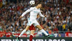 Cristiano Ronaldo z Realu Madrid hlavikuje ve finále Ligy mistr.