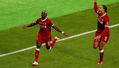 Liverpoolský Sadio Mané slaví gól ve finále Ligy mistr spolu s Virgilem van...