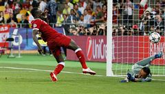 Liverpoolský Sadio Mané stílí gól ve finále Ligy mistr.