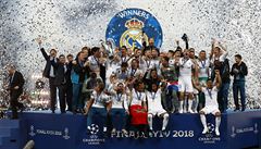 Loris Karius inkasuje gól z kopa�ky Karima Benzemy.