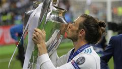 Gareth Bale líbá trofej pro vítze Ligy mistr.