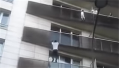 Pařížský Spiderman Mamoudou Gassama při záchraně dítěte.