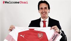 Nový trenér Arsenalu Unai Emery drí v ruce dres týmu. Na rukávu má dres logo...