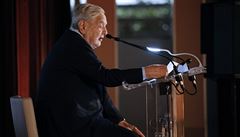 George Soros bhem projevu v Paíi.