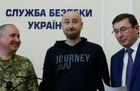 Rusk novin Arkadij Babenko (uprosted) na tiskov konferenci.