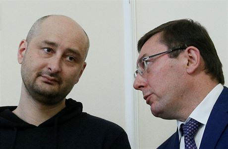 Ruský noviná Arkadij Babenko s ukrajinským prokurátorem Jurijem Lutsenko.