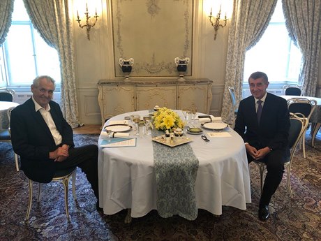 Premiér v demisi Andrej Babiš se sešel v Lánech na pracovním obědě s...
