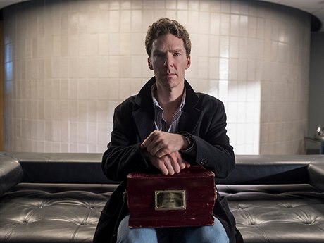 Patrick Melrose (Benedict Cumberbatch) s popelem svého otce. Seriál Patrick...