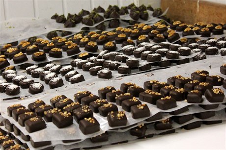 Pralinky, které schnou v belgické čokoládovně. Jak moc jsou ještě belgické?