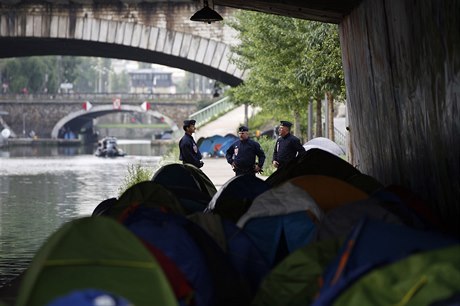 Francouzská policie dnes brzy ráno zaala vyklízet provizorní tábor migrant na...