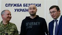 Ruský novinář Arkadij Babčenko (uprostřed) na tiskové konferenci.