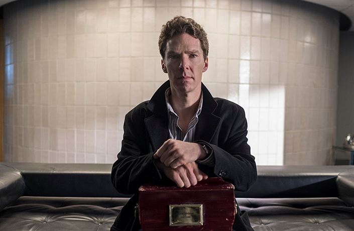 Patrick Melrose (Benedict Cumberbatch) s popelem svého otce. Seriál Patrick...