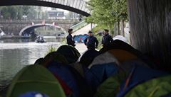 Francouzská policie dnes brzy ráno zaala vyklízet provizorní tábor migrant na...