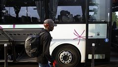 Migranti budou do zaízení odvezeni v autobusech.