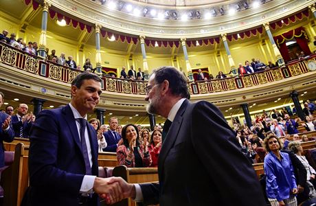Mariano Rajoy gratuluje Pedrovi Sanchezovi jako budoucmu ministerskmu...